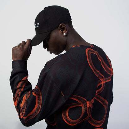 Découvrez le modèle Snake Mars Sweat : un sweat noir doux et léger, chaud et confortable, design serpent, conçu avec soin pour un résultat original et stylé. Il fait partie de la collection Automne/Hiver et existe en 4 coloris : Noir, Blanc, Orange ou Gris. Crédits photo : Astrid Manoukian. MORE on www.orangemarsofficial.com / ORANGE MARS OFFICIAL