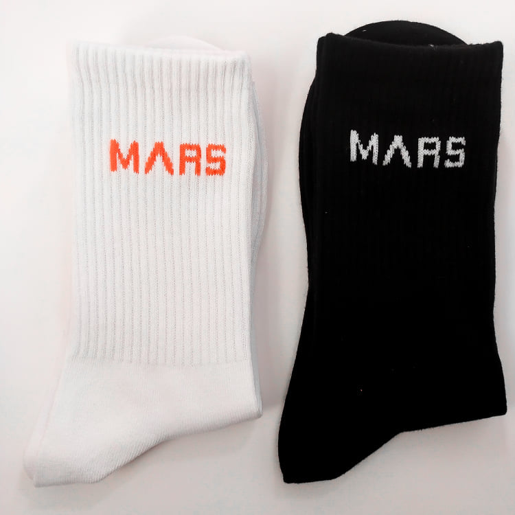 Les chaussettes BASIC MARS SOCKS enfin dispos pour garder les pieds sur Mars ! Pour sportifs, actifs, ou tout simplement pour le style, les MARS SOCKS sont respirantes, douces et confortables. Existent aussi en ORANGE, en BLANC et en NOIR. See more on ORANGE MARS OFFICIAL - orangemarsofficial.com