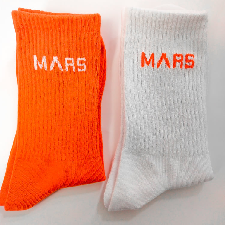 Les chaussettes BASIC MARS SOCKS enfin dispos pour garder les pieds sur Mars ! Pour sportifs, actifs, ou tout simplement pour le style, les MARS SOCKS sont respirantes, douces et confortables. Existent aussi en ORANGE, en BLANC et en NOIR. See more on ORANGE MARS OFFICIAL - orangemarsofficial.com