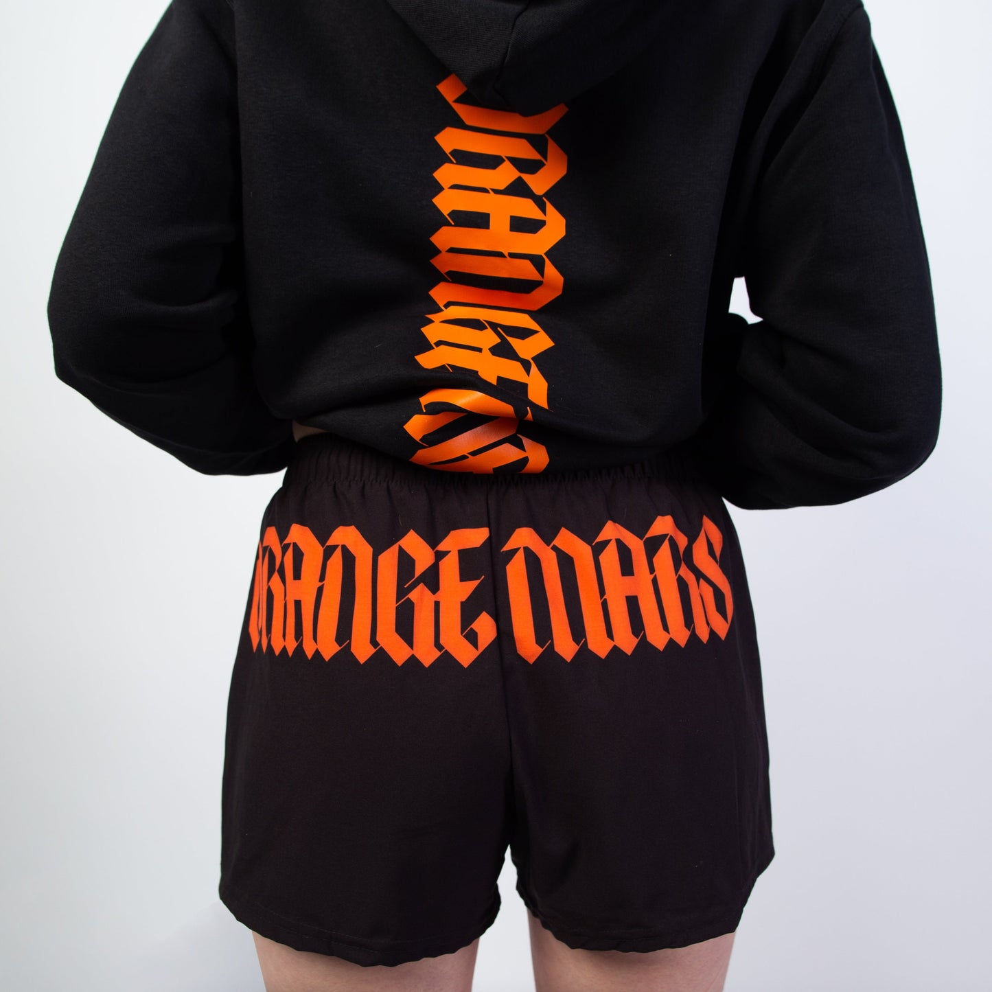 Le modèle "MINI GOTH MARS SHORT" existe en 4 coloris (orange, noir, gris ou blanc). C'est un mini short streetwear d'été confortable, taille haute à porter au-dessus des hanches, avec son design à l'arrière "ORANGE MARS" façon gothique ultra stylé. Agréable, élastique et surtout adapté à toutes les morphologies. Crédits Photographie ©Astrid Manoukian / ORANGE MARS OFFICIAL - SHOP ONLINE 