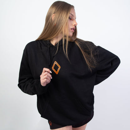 Le modèle "GOTH MARS HOODIE" existe en 4 coloris (orange, noir, gris ou blanc). C'est un sweat à capuche en coton bio avec une poche sur le devant. Modèle unisexe, streetwear, idéal pour les soirées d'été comme en plein hiver, à porter avec un jean, survet', short ou même avec un pantalon sophistiqué... Il est parfait ! Crédits Photographie ©Astrid Manoukian / ORANGE MARS OFFICIAL - SHOP ONLINE