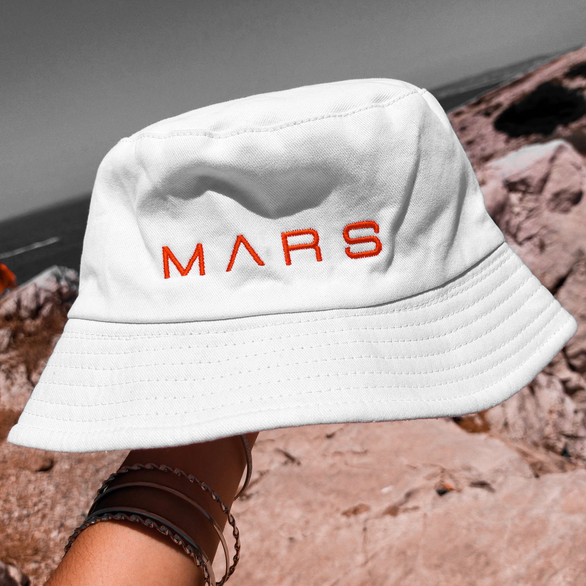 Bob blanc "WHITE MARS BOB" : un basique de la garde robe pour un look streetwear tendance et actuel. Nos modèles MARS BOB existent en blanc, en noir ou orange et seront parfaits pour compléter un look full ORANGE MARS ou apporter dynamisme et style à vos tenues. See more on ORANGE MARS OFFICIAL - orangemarsofficial.com