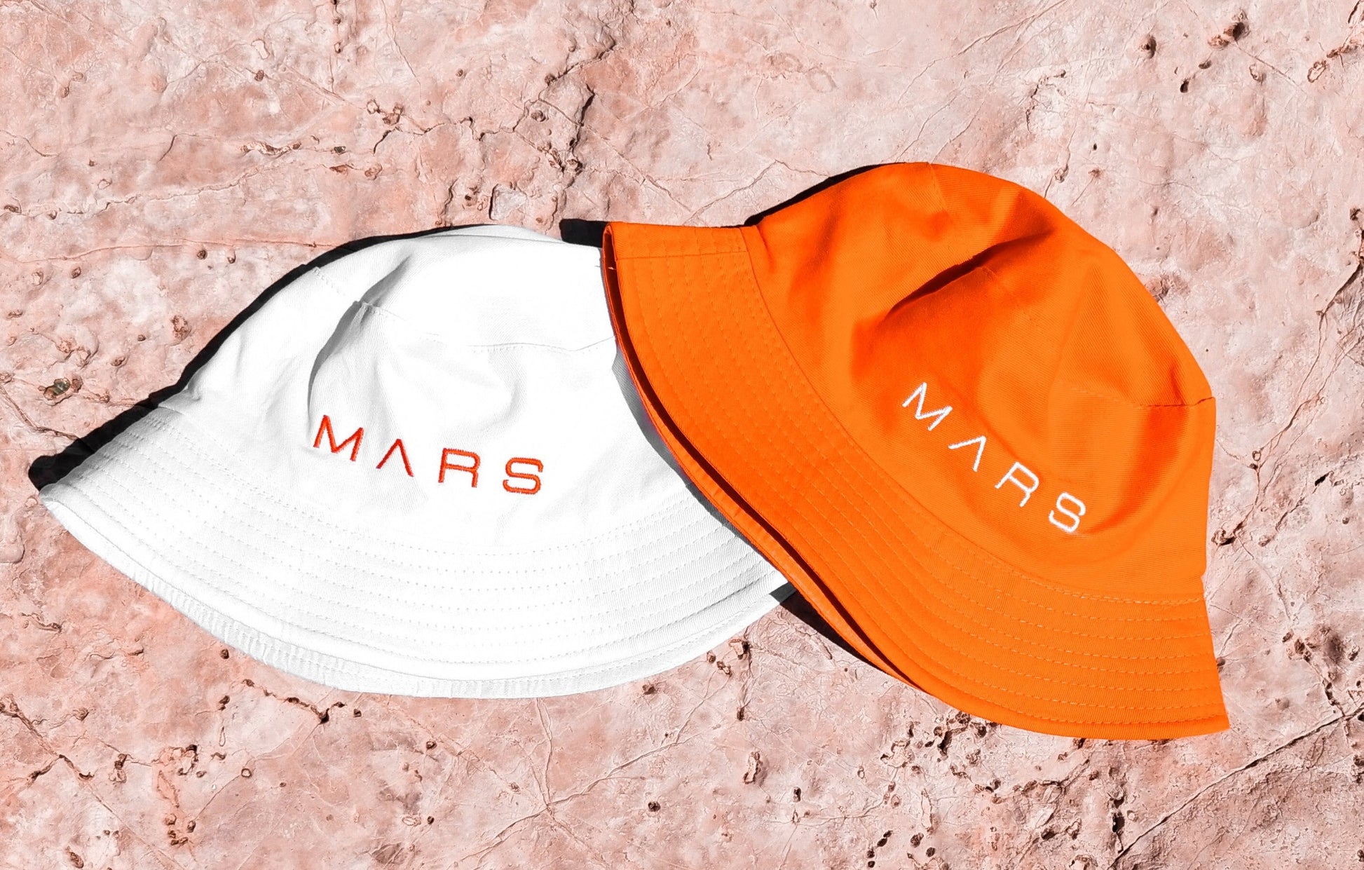 Bob blanc "WHITE MARS BOB" : un basique de la garde robe pour un look streetwear tendance et actuel. Nos modèles MARS BOB existent en blanc, en noir ou orange et seront parfaits pour compléter un look full ORANGE MARS ou apporter dynamisme et style à vos tenues. See more on ORANGE MARS OFFICIAL - orangemarsofficial.com